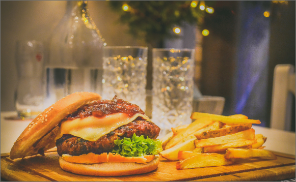 美味しそうなハンバーガーとポテト